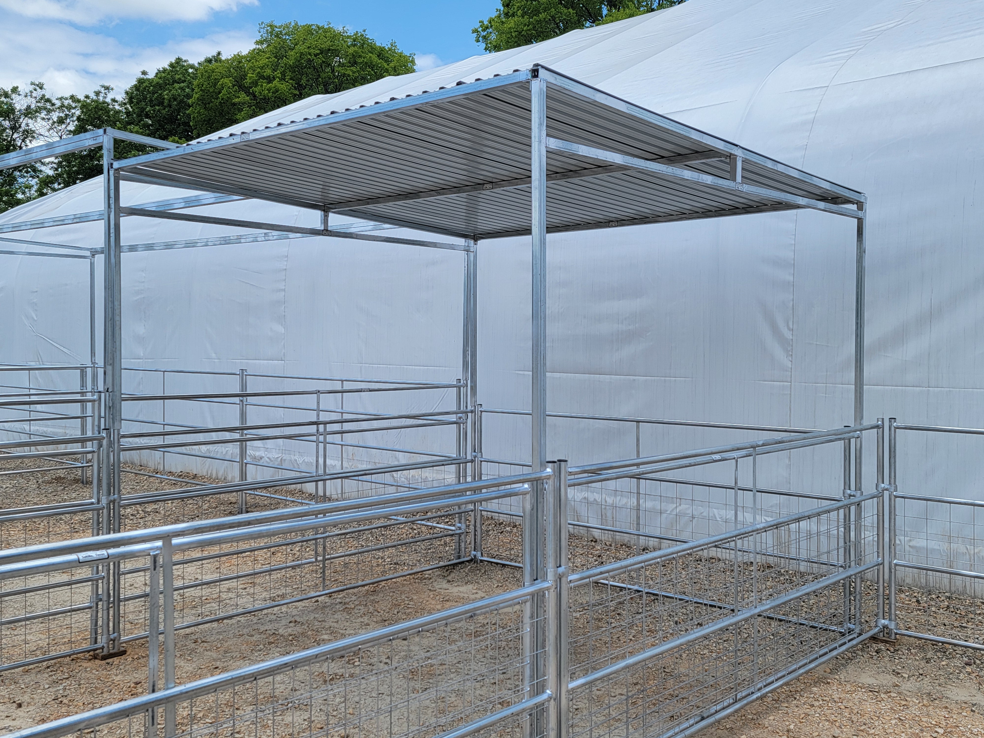 Galvanized 10 Ft X 20 Ft 4-Rail with Mesh Stall Kit with Roof
