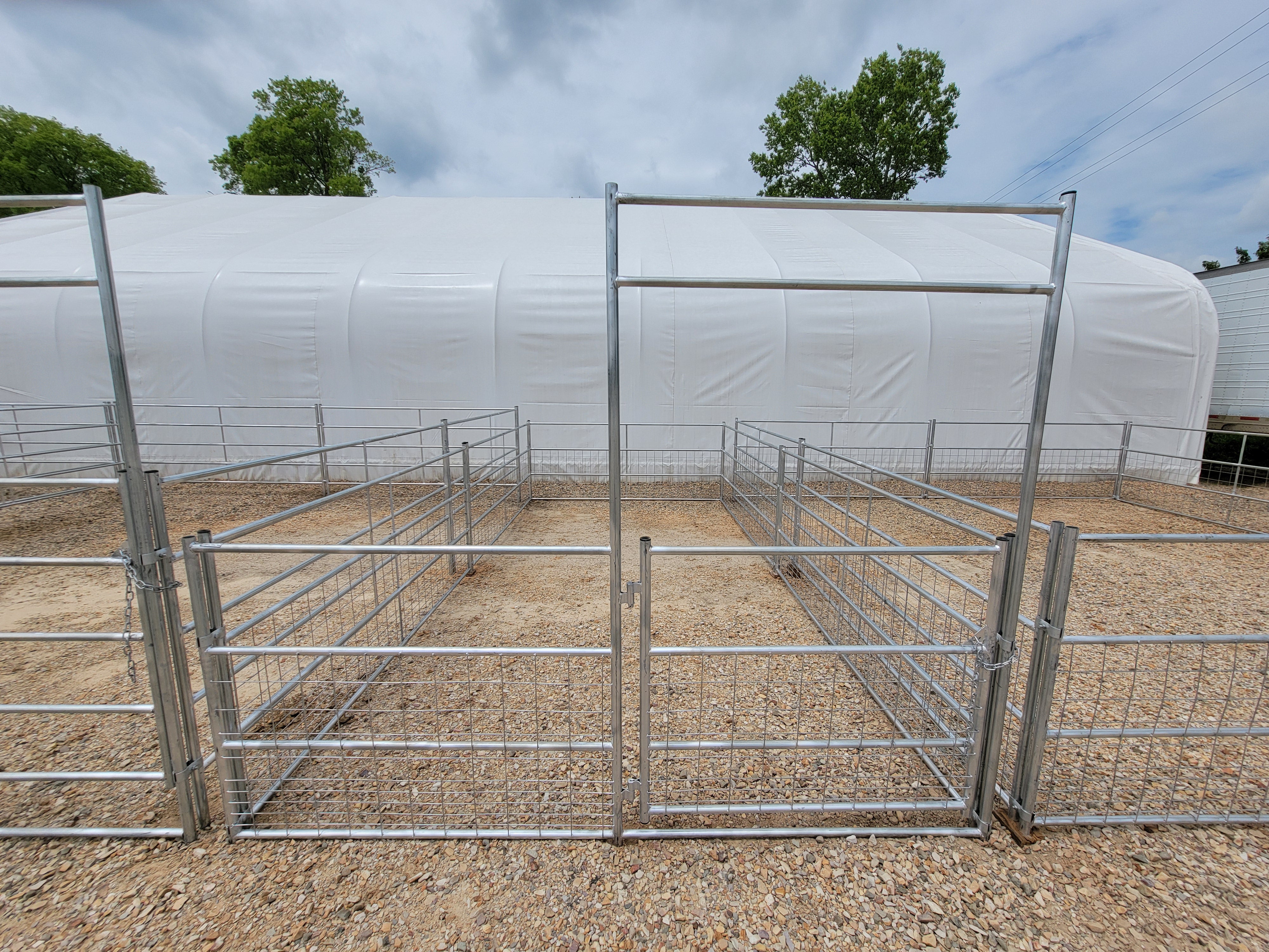 Galvanized 10 Ft X 20 Ft 4-Rail with Mesh Stall Kit