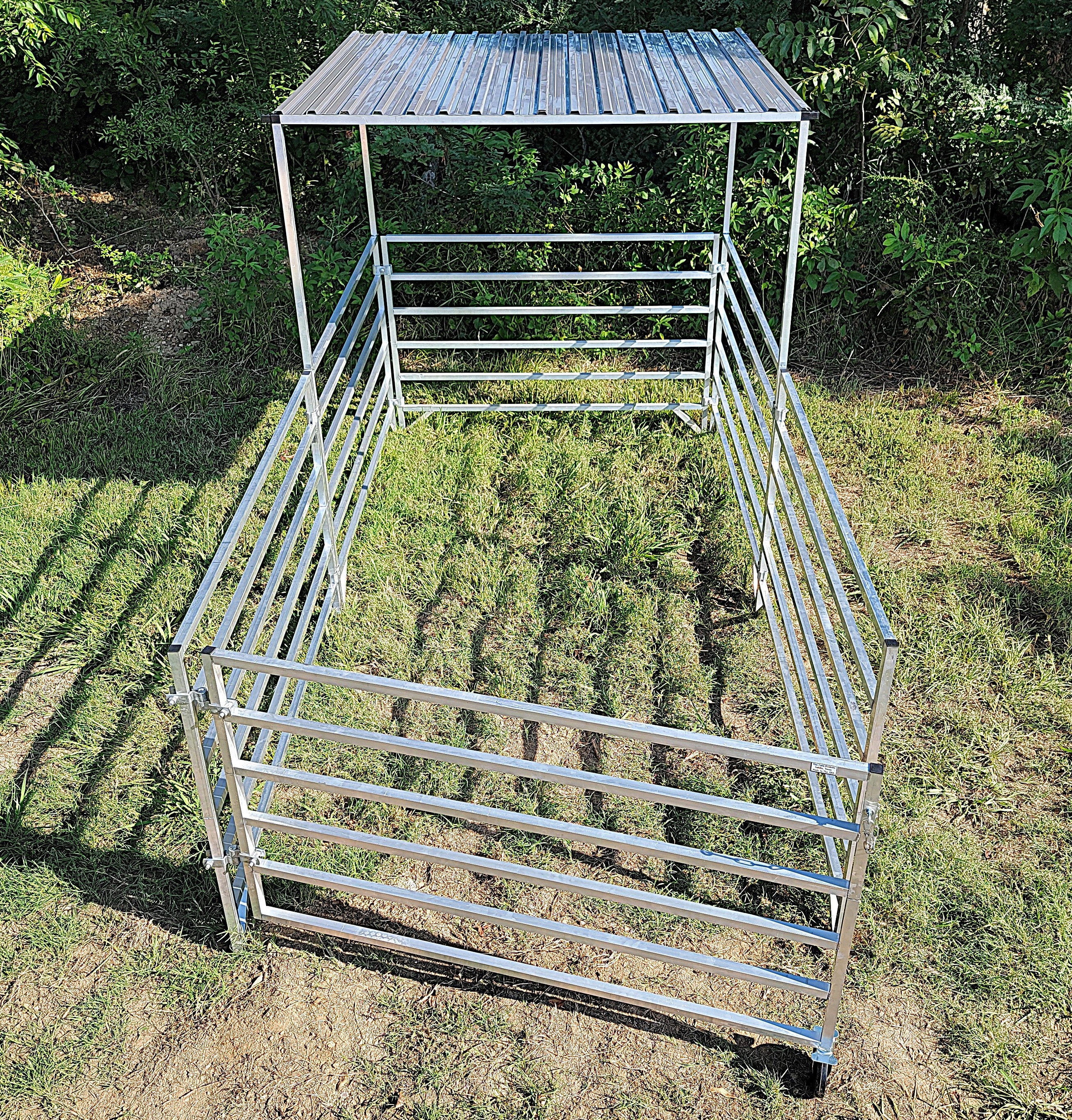 Aluminum 5 Ft X 10 Ft 6 Rail Stall Kit with Shade Canopy (5 Panels, 1 Gate, 1 Shade Canopy)